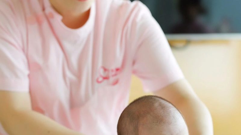 不同等级的月嫂在专业能力、服务内容和收费标准上存在一定差异：