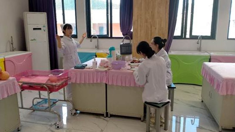 婴儿洗澡护脐贴：守护宝宝肚脐，安全护理之道**