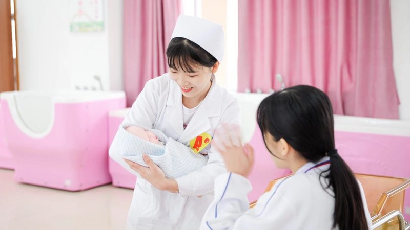 月嫂育儿嫂如何搭配？揭秘科学育儿嫂合作方案